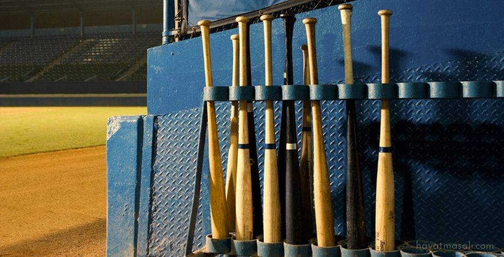 askida-asili-beyzbol-sopalari