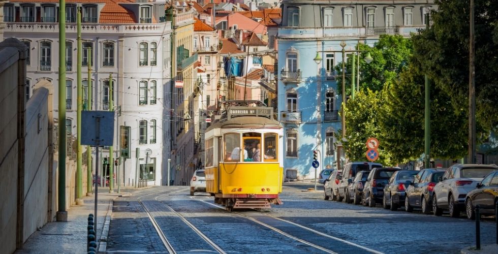 Yağmurlu Lizbon Tramvaylarında Fado Çığlıkları ve Gidenler